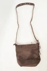 Bandolera marrón de gamuza con correa larga regulable con detalles de tachas.