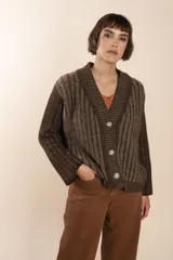 Cardigan marrón de lana con textura acanalada, corte recto, cuello en V y cierre frontal con botones. Tejido con efecto vanizado.