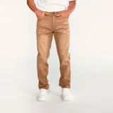 Pantalón de jean color verde militar, de corte slim, con cinco bolsillos y logo CAT en la parte trasera.