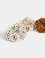 Set de tres scrunchies para el pelo, con diferentes estampados y texturas.