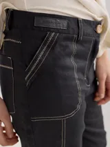 Pantalón cigarette de lino color ladrillo, de tiro alto y corte recto.