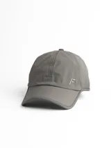 Gorro deportivo verde oliva de tela técnica con logo bordado al tono en el frente.