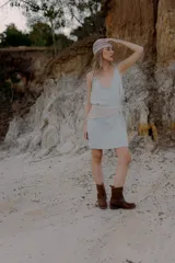 Bandana tejida a crochet color marrón, para usar en la cabeza o en la cintura.