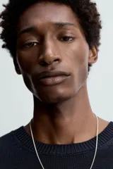 Jersey azul marino de punto, con cuello redondo y manga larga. Tejido en hilatura con mezcla de seda y lino.