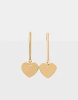 Aros colgantes dorados con forma de corazón.
