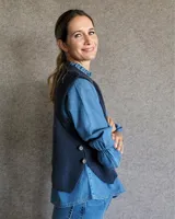 Chaleco de punto marrón con cuello redondo y sisas amplias.