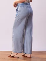 Pantalón cargo celeste de lyocell, con pretina elastizada con lazo de ajuste, bolsillos delanteros y laterales.
