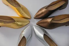 Chatitas color bronce de cuero, con punta fina y escote en V.