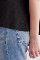 Remera de algodón peruano color terracota, con textura jaspeada, corte holgado y ruedo redondeado e irregular.