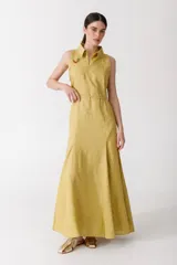 Vestido midi negro con cuello camisero, sin mangas y cierre frontal con cremallera.