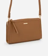 Cartera bandolera pequeña color marrón, con correa larga ajustable, cierre de cremallera y tirador.