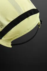 Gorra deportiva color verde lima, con visera y confeccionada en tejido técnico perforado. Tiene ajuste elástico en la parte posterior y logo estampado en el lateral.