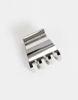 Broche para el pelo dorado con diseño de pinza y efecto metálico.