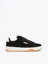 Zapatillas urbanas Tommy Jeans de corte bajo, color negro, confeccionadas en ante con interior de poliéster, entresuela texturizada color crema y suela de goma color caramelo. Presentan logo de la marca en el lateral y en la lengüeta.