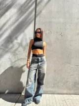 Pantalón de jean celeste de corte ancho con efecto gastado. Tiro alto y bolsillos delanteros y traseros.