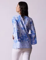 Blusa azul con estampado floral blanco, de seda fría, con cuello redondo con abertura y mangas 3/4 amplias con volados. Marca Ruby Rd.