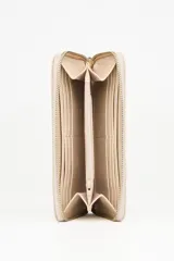 Billetera de charol color rojo con cierre perimetral y logo metálico plateado en el frente.