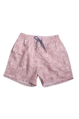 Short de baño color arena con estampado geométrico en tonos celeste y blanco. Cuenta con cintura elástica ajustable con cordón, dos bolsillos laterales, un bolsillo trasero, suspensor interno y logo bordado.