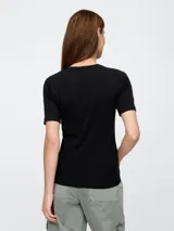 Remera blanca de algodón con cuello redondo y mangas cortas.