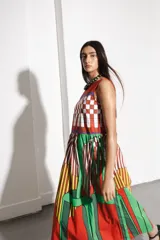 Vestido largo sin mangas con estampado abstracto en tonos rojo, blanco, verde, amarillo y azul.