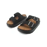 Sandalia marrón con doble tira y hebillas metálicas.