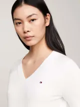 Sweater blanco de algodón y poliamida, con cuello en V y logo bordado en el pecho.