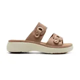 Sandalias bajas color beige con dos tiras anchas sobre el empeine, hebillas doradas y suela blanca con plataforma.