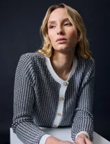 Cárdigan de punto tweed color beige, marca Ninety, con escote redondo, cierre frontal con botones metálicos dorados y bolsillos simulados.