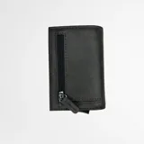 Billetera de cuero sintético color verde oliva con tarjetero de aluminio con tecnología RFID blocking. Tiene capacidad para 8 tarjetas y 6 billetes.