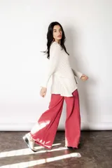 Poncho tejido de punto color crudo con lurex, de calce suelto y relajado.