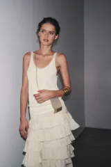 Musculosa blanca de breteles finos y escote redondo con detalle de tul a tono.