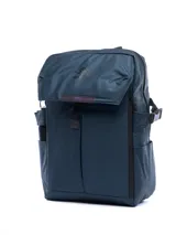 Mochila negra de estilo moderno con solapa superior que se cierra con hebilla ajustable. Presenta el logo de Umbro en relieve en la solapa. Cuenta con un bolsillo lateral para botella o termo.