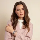Reloj de pulsera Jacques Lemans modelo Derby para dama, con caja y pulsera de acero inoxidable. Presenta una esfera rosa con indicadores de hora aplicados y ventana de fecha a las 3. El bisel tiene un acabado estriado.