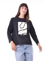 Remera blanca de manga larga con estampa rectangular dorada con diseño animal print y texto 'Fearless, fierce & fabulous'.