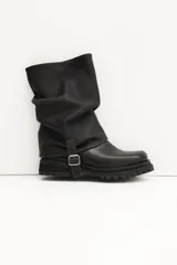 Bota de caña media color negro, con hebilla lateral y suela track.