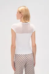 Remera blanca de poliéster calado, de manga corta, corte ajustado y cuello redondo.