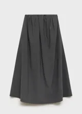 Falda midi gris con detalle de pliegues y diseño evasé.