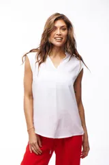 Blusa blanca sin mangas con escote en V.