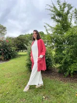 Kimono color camel confeccionado en muselina 100% algodón, con mangas 3/4 y bolsillos frontales.