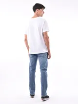 Remera gris de corte regular y mangas cortas.