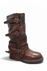 Bota de caña media color marrón, con efecto arrugado y tres correas decorativas con hebillas metálicas.