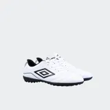 Championes de fútbol Umbro Classico III, color blanco con detalles en negro.