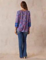 Blusa estampada de la marca Ruby Rd. Tiene cuello redondo, escote en V con aplique metálico y mangas ¾ con aplique de crochet.