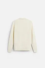 Polo marrón de punto con hilatura de algodón, corte relaxed fit, cuello solapa con cierre frontal de botonadura, manga larga y acabados en rib.