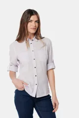 Camisa blanca de lino lisa, de manga larga con botones metálicos personalizados, dos bolsillos en el pecho y presilla en manga.