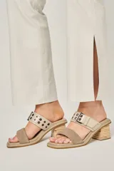 Sandalias de tacón color borgoña, con dos tiras de cuero, una de gamuza y otra con hebilla y ojalillos metálicos. Taco cuadrado forrado en cuero.