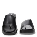 Sandalias de plataforma color beige, con tira ancha sobre los dedos.