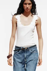 Camiseta blanca de tirantes anchos con aplicación de crochet a tono.