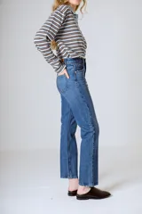 Jean de tiro alto y pierna recta, color azul medio. Confeccionado en 98% algodón y 2% elastano, con diseño clásico de cinco bolsillos.