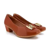 Zapato de vestir Usaflex color marrón con detalle de hebilla dorada, de cuero y elástico, con taco bajo.